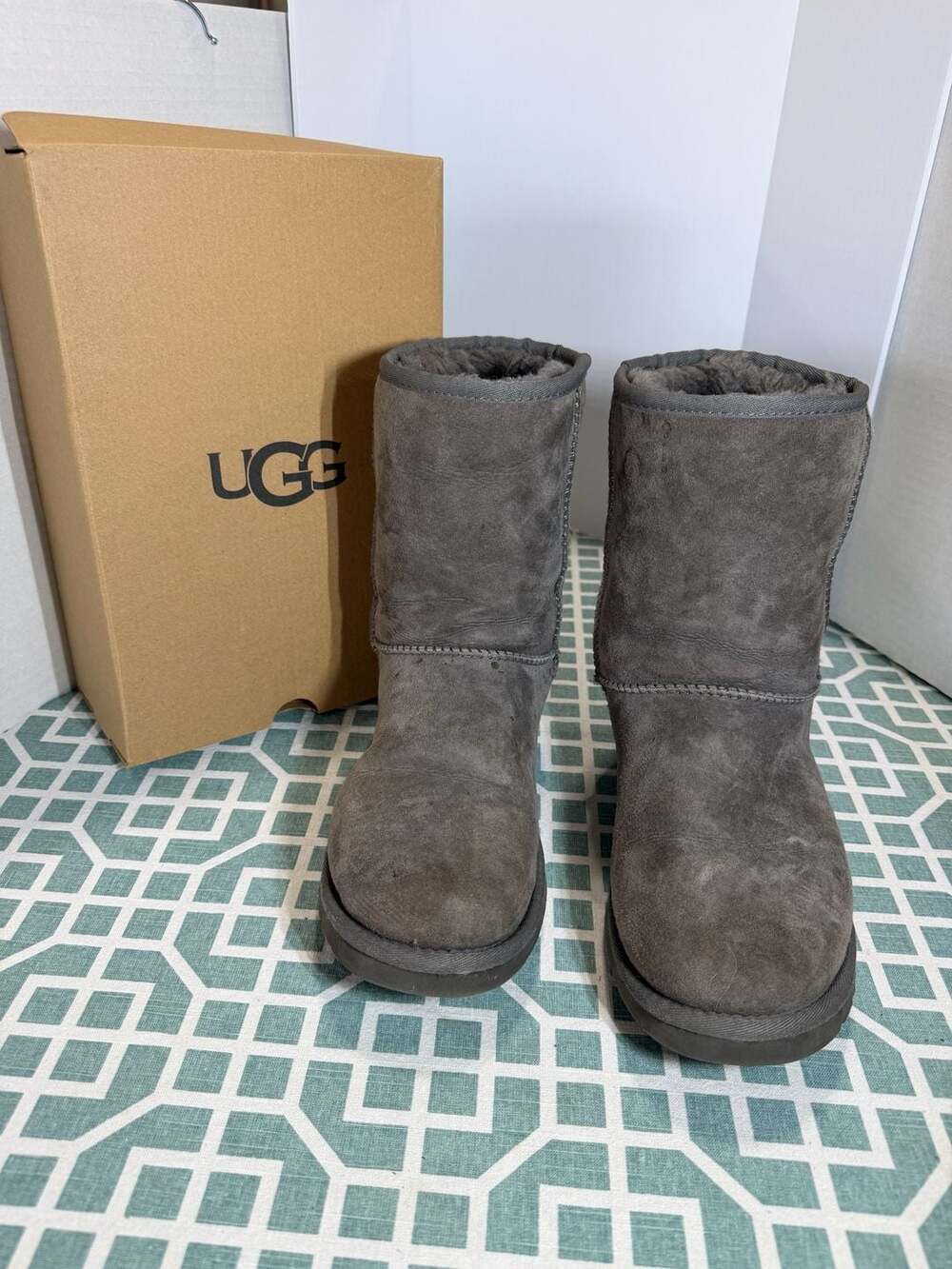 UGG Australia Classic Short Grey Winter Boots Style 5825 Women's Size 9
